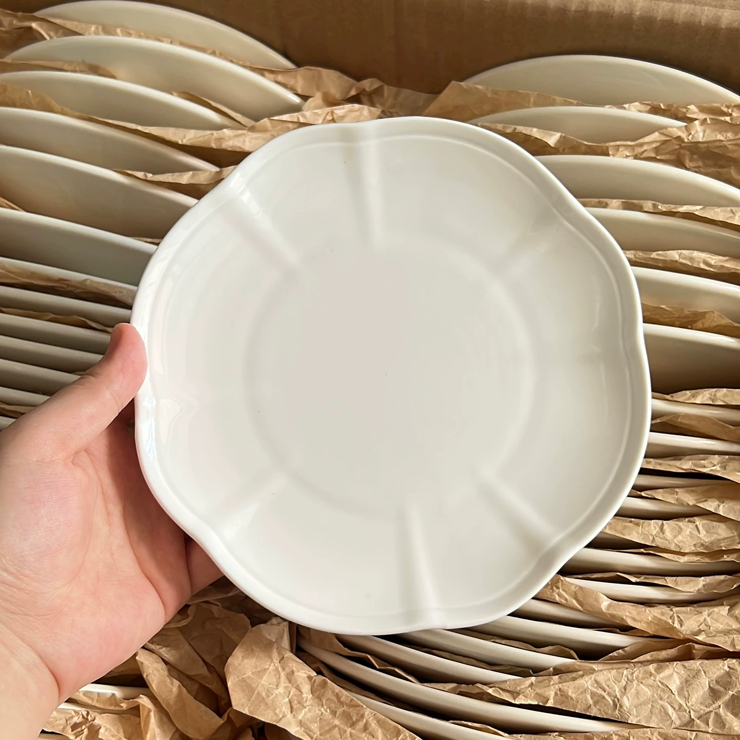 Nordic Scalloped Ceramic Plate - Vintage White Floral Tableware